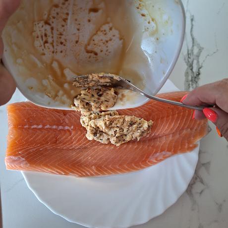 Salmón marinado al horno con verduras