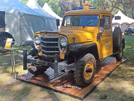 Jeep Baqueano 1000 grúa del ACA de 1961