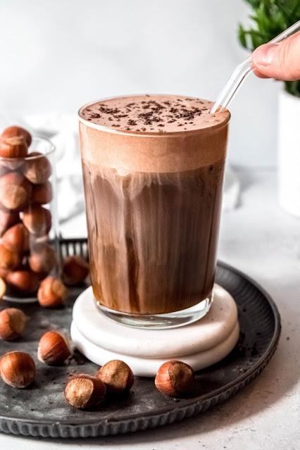 CAFÉ FRÍO CON GALLETA DE CHOCOLATE Y AVELLANA (IMITACIÓN DE STARBUCKS) CAFÉ FRÍO CON GALLETA DE CHOCOLATE Y AVELLANA (IMITACIÓN DE STARBUCKS)