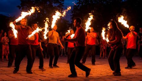 10 Tradiciones del Mundo que Desafían la Lógica y Fascinan a la Humanidad 10 Tradiciones del Mundo que Desafían la Lógica y Fascinan a la Humanidad