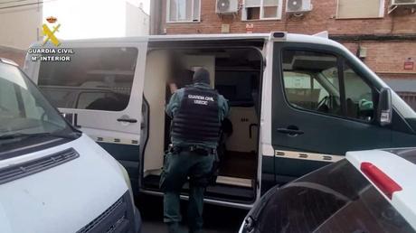 Dos detenidos por robar con fuerza relojes inteligentes, móviles o patinetes en comercios de Daimiel