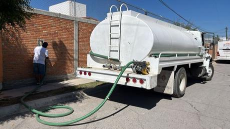 Ayuntamiento de Soledad mantiene apoyo a escuelas con agua a través de pipas Ayuntamiento de Soledad mantiene apoyo a escuelas con agua a través de pipas