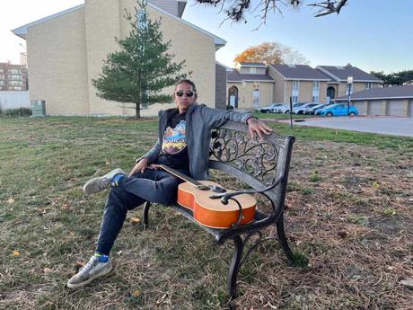 Coroncoro despide el año con ‘Simpatía’, una canción de resiliencia y determinación