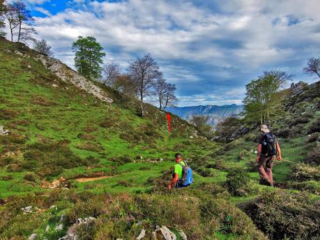 De Tajadura a la Redondina (LA AGRESTE PEÑAMELLERA PARTE I) Valle de Tajadura y desvío de sendero
