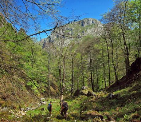 De Tajadura a la Redondina (LA AGRESTE PEÑAMELLERA PARTE I) Descenso por la Riega Lavandera