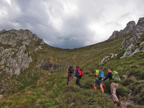 De Tajadura a la Redondina (LA AGRESTE PEÑAMELLERA PARTE I) Ascenso hacia el Collado La Piedra