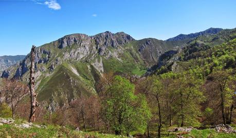 De Tajadura a la Redondina (LA AGRESTE PEÑAMELLERA PARTE I) Vistas desde el sendero hacia el Prao Bos