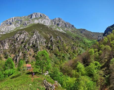 De Tajadura a la Redondina (LA AGRESTE PEÑAMELLERA PARTE I) Cabaña de la Redondina