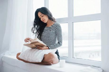 Persona leyendo en ambiente tranquilo