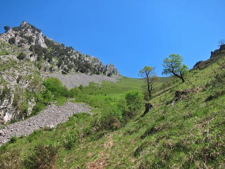 De La Redondina a Tajadura (LA AGRESTE PEÑAMELLERA PARTE II) Ascenso por la vallina