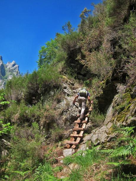 De La Redondina a Tajadura (LA AGRESTE PEÑAMELLERA PARTE II) Escalera sobre el Mildón