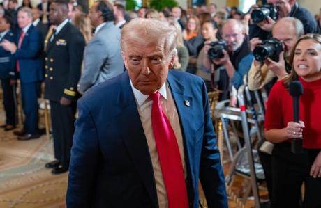 La cadena BBC pide disculpas a Trump por editar sus palabras pero rechaza pagarle una compensación