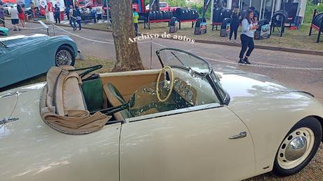 Hans Waibel y su convertible visto en AutoClásica 2025 Hans Waibel y su convertible visto en AutoClásica 2025