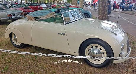 Hans Waibel y su convertible visto en AutoClásica 2025