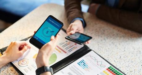 La banca fortalece la confianza de sus clientes con tecnología de seguridad electrónica y análisis inteligente