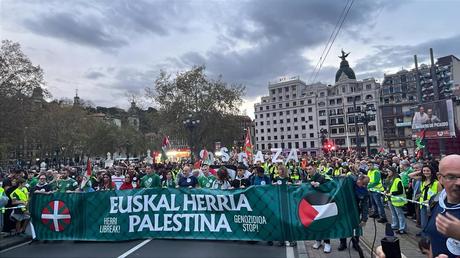 Miles de personas desfilan hasta San Mamés para exigir «el fin del genocido» antes del encuentro Euskadi-Palestina