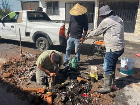 Interapas frena fuga y renueva tubería en calle Nácar del fraccionamiento Industrias Interapas frena fuga y renueva tubería en calle Nácar del fraccionamiento Industrias