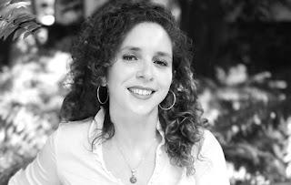 DEL POEMA DE CADA DÍA. HOY, LA PIEDRA SOBRE LA QUE VIVO, DE MARA PASTOR