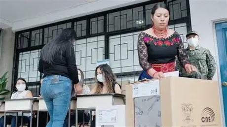 Ecuador rechaza las 4 preguntas del Referéndum de Noboa. Ecuador rechaza las 4 preguntas del Referéndum de Noboa.