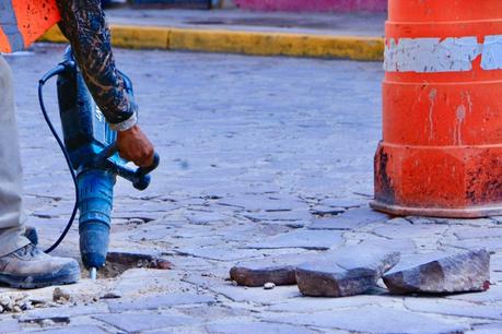Mejoran vialidades con programa de bacheo emergente en Villa de Pozos