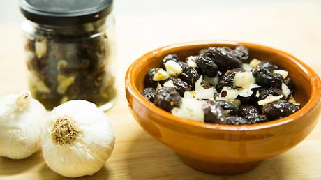 CÓMO ALIÑAR ACEITUNAS NEGRAS CURADAS CON SAL