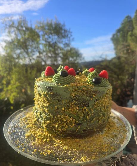 Receta de bizcocho casero con ganache de pistachos: suave, aromático e irresistible