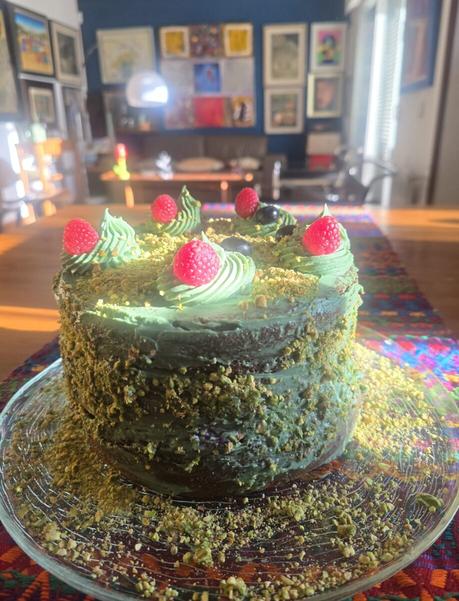 Receta de bizcocho casero con ganache de pistachos: suave, aromático e irresistible