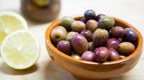 CURAR Y ALIÑAR ACEITUNAS MORADAS