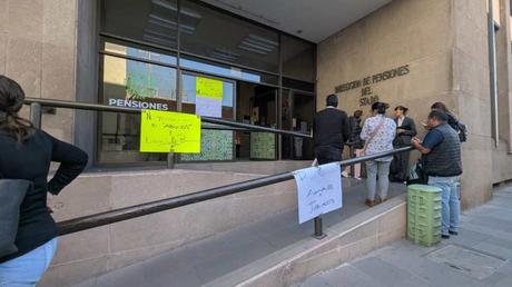 Jubilados del Gobierno del Estado exigen pago íntegro de aguinaldo y liberación de préstamos