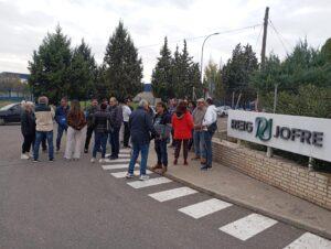 El personal de Marktel Albacete se concentra en su centro para pedir que se anule el ERE que despedirá a 55 empleados El personal de Marktel Albacete se concentra en su centro para pedir que se anule el ERE que despedirá a 55 empleados