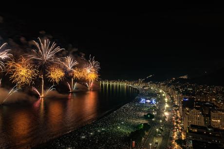 12 celebraciones de Año Nuevo que valen totalmente la pena el viaje Playa de Copacabana