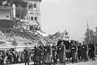 PRESENTES (2024), DE PACO CERDÀ. UN FANTASMA DESPUÉS DE LA BATALLA.