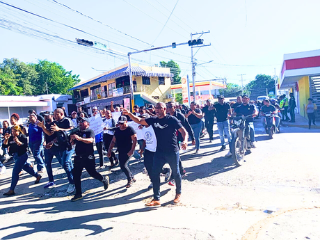 ADP Neiba y comunitarios marchan por aulas para escuela Cerro en Medio.