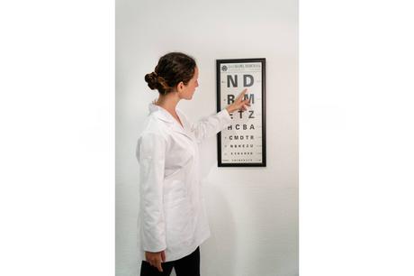 Fabiola Amor cuida de los que cuidan con cada bata de laboratorio para mujer hecha en su propio taller Fabiola Amor cuida de los que cuidan con cada bata de laboratorio para mujer hecha en su propio taller