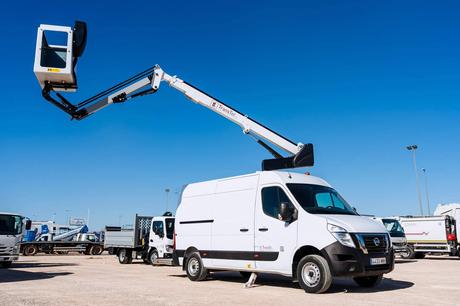 Alquiler de plataformas aéreas para la instalación de luces de Navidad en zonas urbanas Alquiler de plataformas aéreas para la instalación de luces de Navidad en zonas urbanas