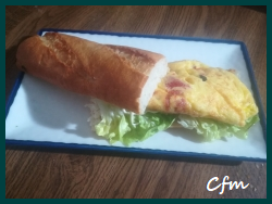 Bocadillo de tortilla de queso y pimientos rojos