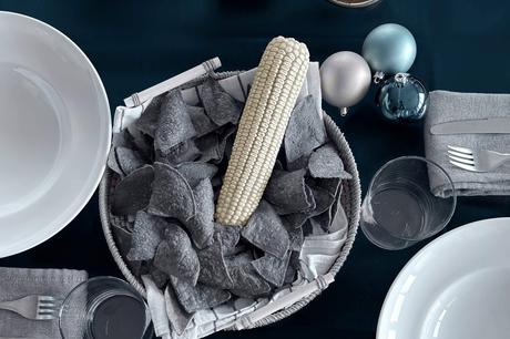 Totopos azules para una mesa festiva que hace únicas las cenas navideñas Totopos azules para una mesa festiva que hace únicas las cenas navideñas
