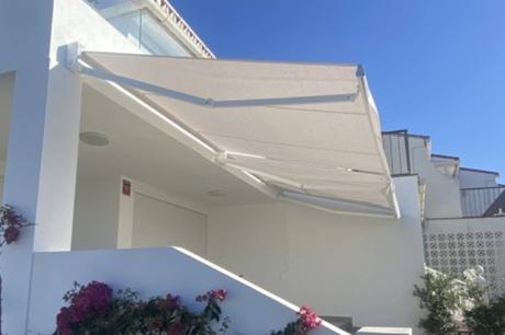 Toldos que refrescan; hasta 10 °C menos en chalets, pisos y apartamentos con orientación sur Toldos que refrescan; hasta 10 °C menos en chalets, pisos y apartamentos con orientación sur