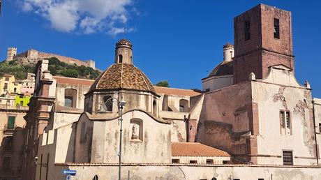 CERDEÑA :  LAS CASAS DE COLORES DE LA BELLA BOSA