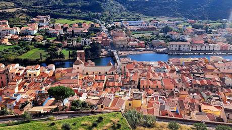 CERDEÑA :  LAS CASAS DE COLORES DE LA BELLA BOSA