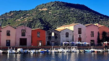 CERDEÑA :  LAS CASAS DE COLORES DE LA BELLA BOSA