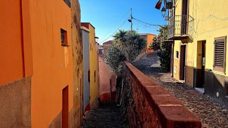 CERDEÑA :  LAS CASAS DE COLORES DE LA BELLA BOSA