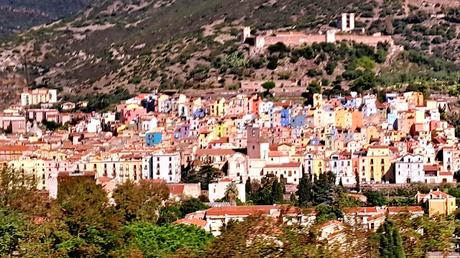 CERDEÑA :  LAS CASAS DE COLORES DE LA BELLA BOSA