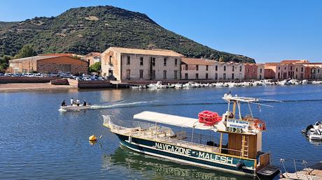 CERDEÑA :  LAS CASAS DE COLORES DE LA BELLA BOSA