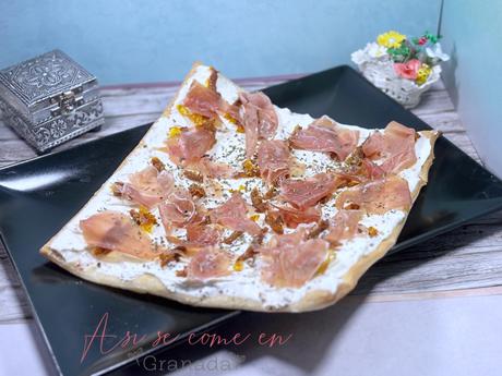 Hojaldre de jamón y crema de ajo