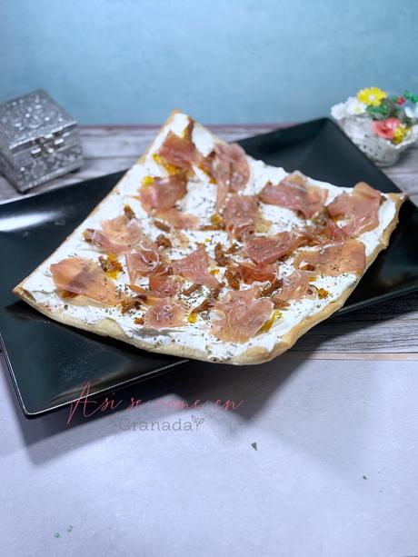 Hojaldre de jamón y crema de ajo