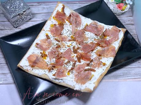 Hojaldre de jamón y crema de ajo