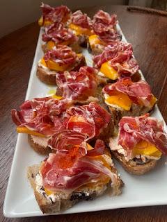 MONTADITO DE MANGO Y JAMON MONTADITO DE MANGO Y JAMON