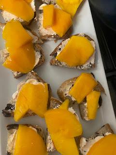 MONTADITO DE MANGO Y JAMON MONTADITO DE MANGO Y JAMON