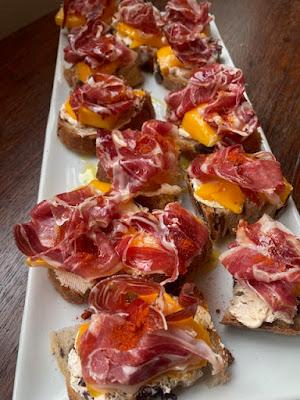 MONTADITO DE MANGO Y JAMON MONTADITO DE MANGO Y JAMON